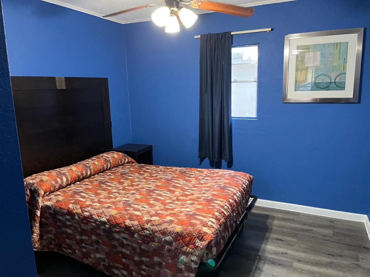 Cook's Motel- Panama